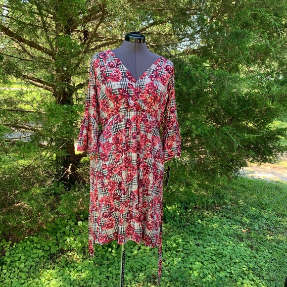 Red and black plaid & 🌺 flower dress. - Picture 4 of 6